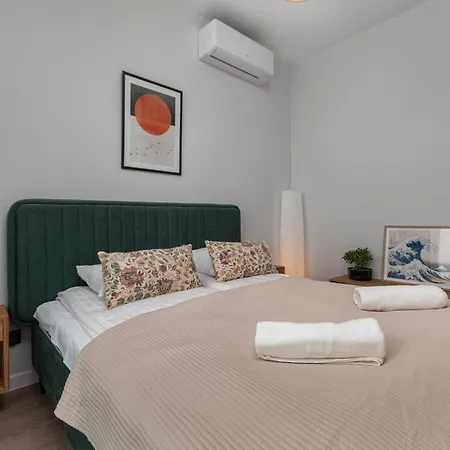 Aleja Solidarnosci 153 - A By Homeprime Varsó